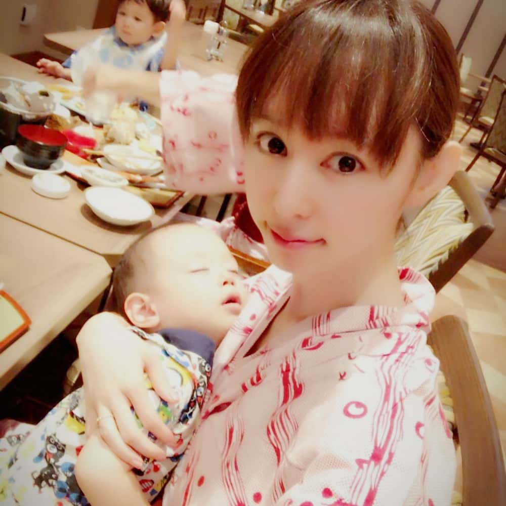 秋山莉奈さんのインスタグラム写真 - (秋山莉奈Instagram)「１枚目、遊び疲れて#ごはん食べながら 寝ちゃう#坊っちゃん この後、倒れこみました(*´◒`*) 美味しいお食事の終盤には、美佳からサプライズケーキ✨ 昔から男前なサプライズをしてくれる、素敵な友人です💖 友人の案で大人達の浴衣に合わせて、子供は#甚平 を持参したのですが、３人の後ろ姿とか、並んで寝てる姿とか、たまらく可愛かったー💖 今回の#子連れ旅 は#木更津 の#ホテル三日月 子供達と楽しめるし、また行きたいなぁ❤️❤️ . . #ホテル三日月富士見亭 #子連れ旅行 #１歳 #1歳7ヶ月 #ボートレーサーの息子 #ボートレーサーの嫁 #hbd#サプライズ」9月26日 18時54分 - akiyama_rina