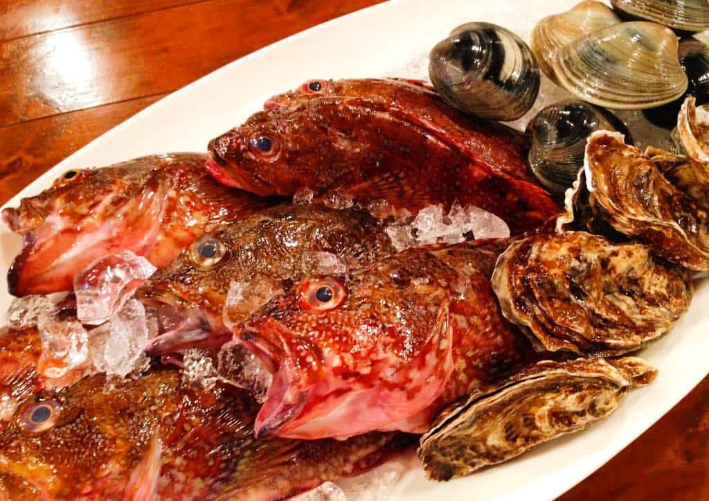 ヴィットリオ ポモドーロ ツキジのインスタグラム：「. 今日も新鮮な魚介類 たっぷり仕入れてお待ちしております✨🐚 . #VittorioPomodoroTsukiji  #ヴィットリオポモドーロツキジ  #築地 #築地市場  #イタリアン  #トマト  #tomato  #ソムリエ  #アヒージョ  #パスタ  #魚介  #シチリア  #ガーリックトースト  #ワイン  #japan  #Vittorio  #Pomodoro  #tsukiji  #港区  #新橋  #バル  #パーティー  #立ち飲み  #地中海  #海外旅行  #旅行  #リゾート  #本格  #合コン  #記念日」