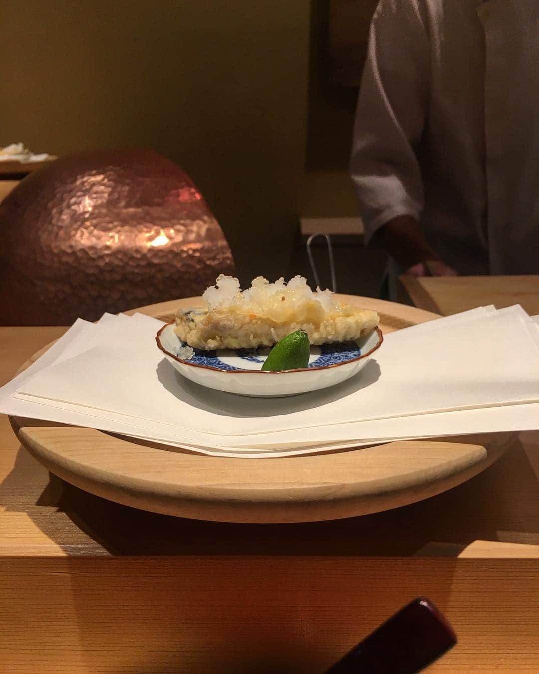 「kabukiペディア」公式アカウントのインスタグラム：「大阪は天神橋筋六丁目にある「沼田」。 さっくさくの衣に、完璧な火入れ加減。 さいこお〜。 #tokyo #food #foodie #foodstagram #yummy #yum #delicious #fashion #autumn #beautiful #japanesefood #champagne #tempura #good #東京 #銀座 #丸の内 #恵比寿 #広尾 #代官山 #西麻布 #六本木 #有楽町 #グルメ #天麩羅 #シャンパン #ワイン #ミシュラン」