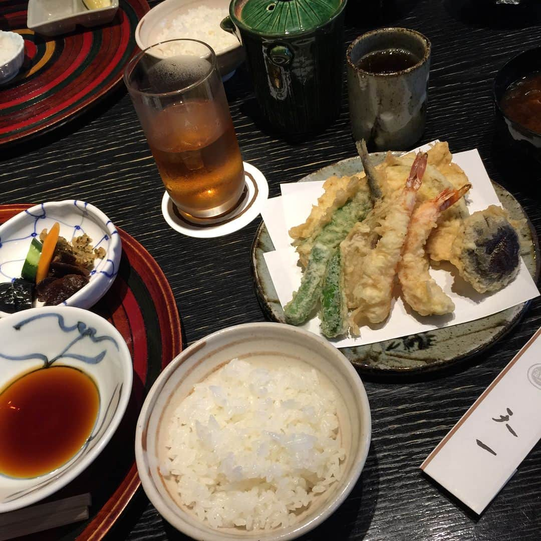 掛貝梨紗のインスタグラム：「新宿伊勢丹の天一でお母さんとLunch〜😋揚げたてはやっぱり美味しゅうございます♡旬の松茸もorder🍄 Tempura lunch w/ mom♡ Freshly-fried tempura is delicious😋 #tokyo #japan #shinjuku #新宿 #lunch #松茸 #matsutake #新宿伊勢丹 #伊勢丹 #天一 #天ぷら #tempura #mashrooms #vegetables #seafood #deepfried #batter #tenichi #isetan #isetanshinjuku #freshly #freshlyfried #withmom #seasonalvegetables #天ぷらランチ #パークシティ店 #パークシティイセタン2」