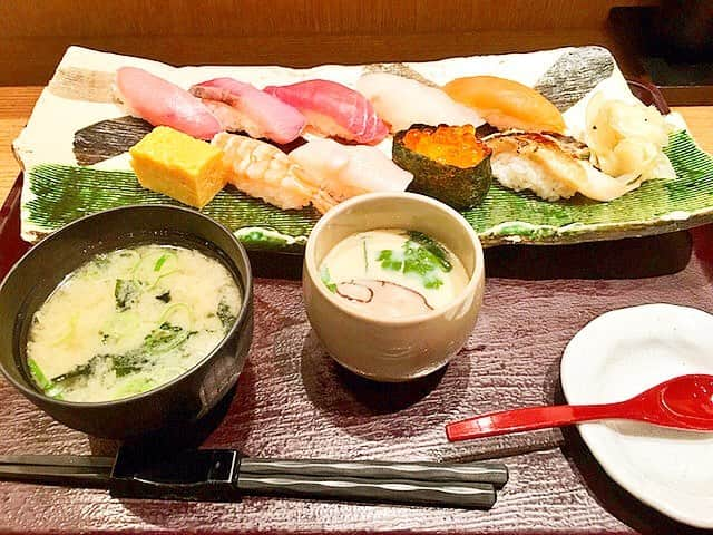 魚がし日本一さんのインスタグラム写真 - (魚がし日本一Instagram)「. 🐟魚介はもちろん、 お米も全て国内産で、その年の 一番出来の良い産地から厳選して 新米の時期に取り寄せています🌾 . #魚がし日本一 #寿司 #鮨 #すし  #sushi #築地 #築地直送 #江戸前寿司 #個室 #貸切 #お持ち帰り  #立ち食い  #マグロ  #tuna  #日本酒  #新鮮  #職人  #魚  #japan  #jananesefood  #池袋  #新宿  #渋谷  #新橋  #西日暮里  #八重洲  #麹町  #中野  #秋葉原  #五反田」9月26日 13時26分 - uogashi_nihonichi