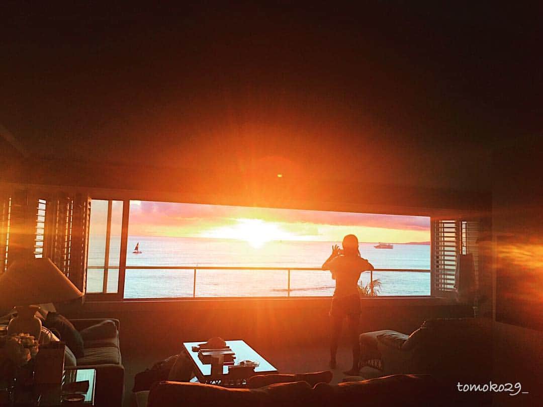 TOMOのインスタグラム：「▽ はぁ〜😍感動✨✨✨ . . #部屋からの景色 #絶景 #sunset #自然がくれるパワー #sun_sky_nature #tomo旅ログ #tomo旅_hawaii #ハワイ生活」