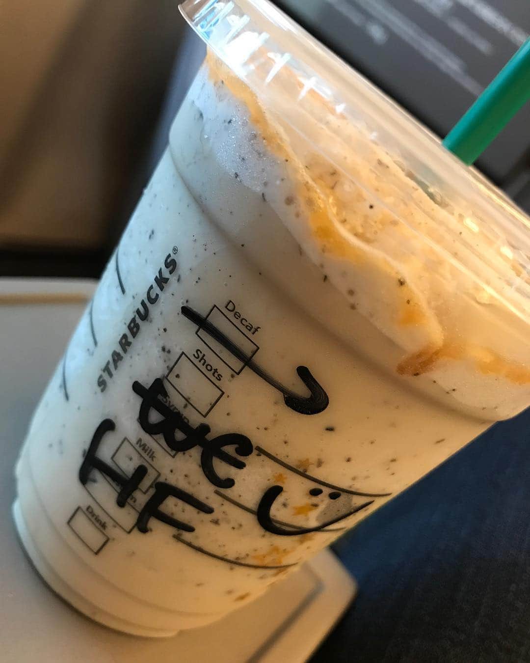秋山拓巳のインスタグラム：「#久々#インスタ映え？#スタバの力を使う#ほうじ茶フラペチーノ#ノンホイップ#こだわりは#ノンホイップ#美味しい#ホイップクリームケーキならいける#肥えた舌#今から横浜行ってきます#隣に誰もおらん」