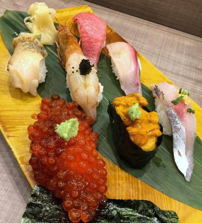 Top Tokyo Restaurants_のインスタグラム：「#toptokyorestaurants huge fish at Midori Sushi! ||📷: @jeaniuseats ||📍Midori Sushi」