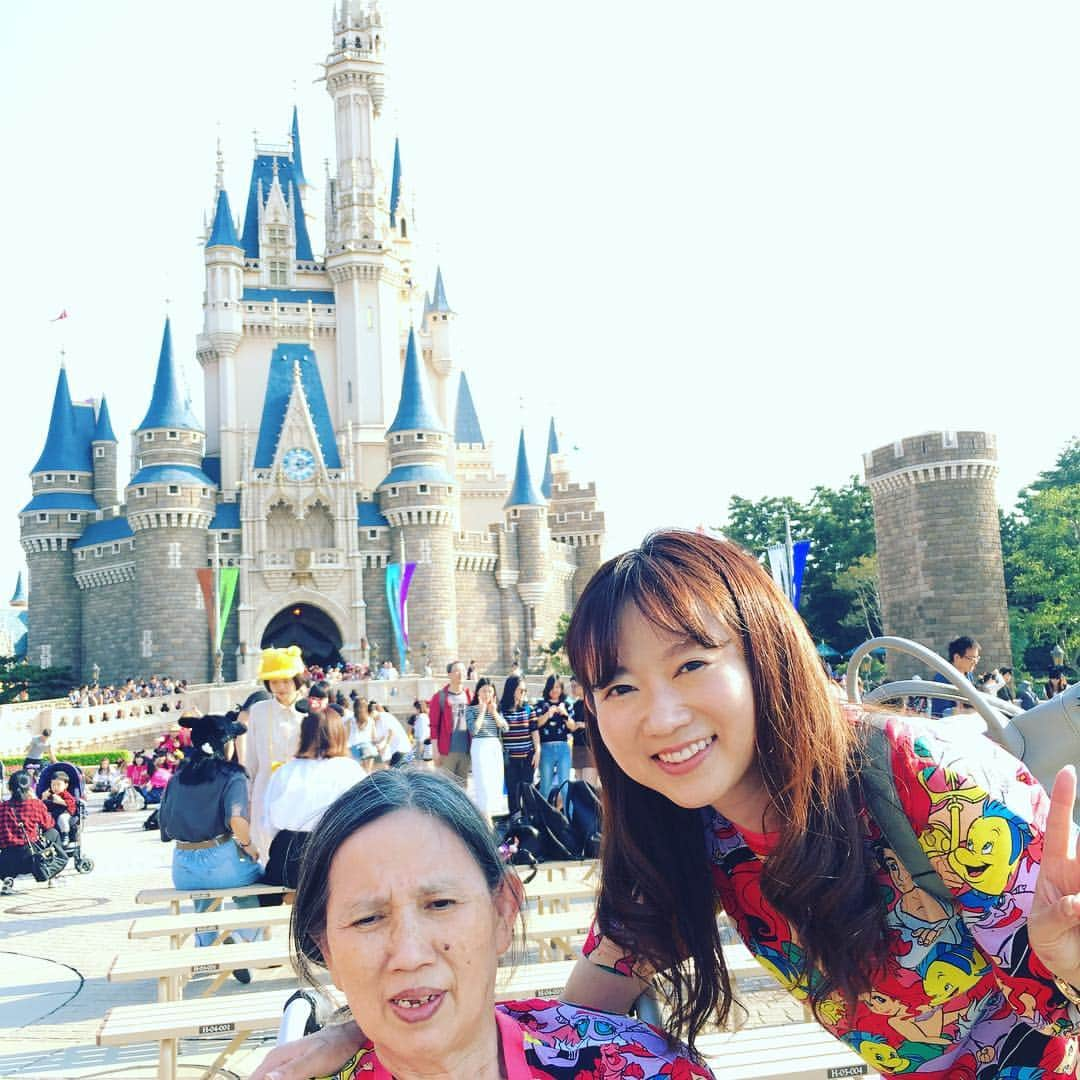 岩佐まりさんのインスタグラム写真 - (岩佐まりInstagram)「ディズニー来ました！暑いです！車椅子押しすぎて汗だくです。」9月26日 16時17分 - iwamari0927