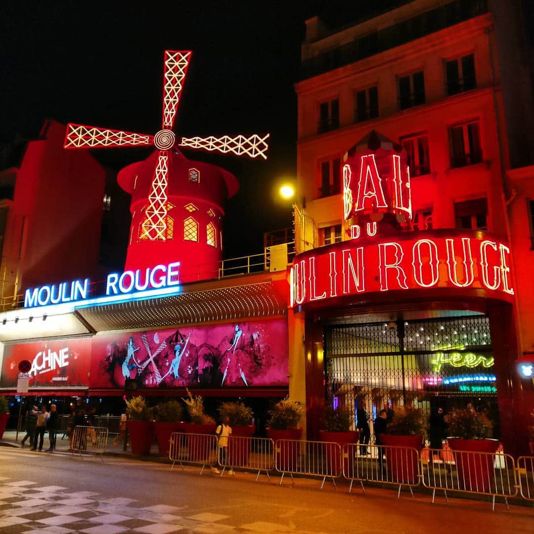 ニックのインスタグラム：「Moulin Rouge at night. #france #paris #moulinrouge #travel #フランス #パリ #ムーランルージュ #イギリス #イギリス人」