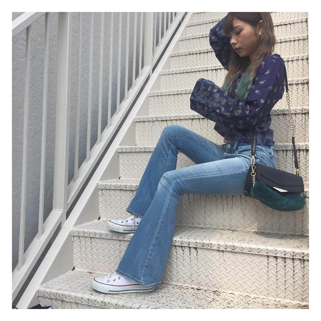 大塚愛里（あいにょん）さんのインスタグラム写真 - (大塚愛里（あいにょん）Instagram)「🌚 . tops #egoist (F) pants #americaneagle (00) shoes #converse (22.5) bag #envym ※身長が低いのでサイズ記載します笑 . てかさ、階段汚くね？wwww そーゆーとこだよね、ほんと 申し訳🙇🏼‍♀️🙇🏼‍♀️🙇🏼‍♀️ #にょんすた」9月26日 20時53分 - _19970502