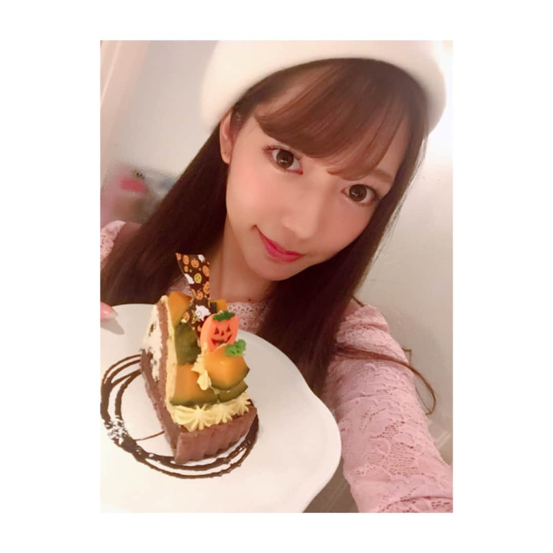 野中美郷さんのインスタグラム写真 - (野中美郷Instagram)「この季節の楽しみ。🎃 毎年出るハロウィンのスキ💓 #かぼちゃ #タルト #ケーキ  帰ったらウォーキングしてきます👟 #反省中」9月26日 21時55分 - n.mi3sa3to10