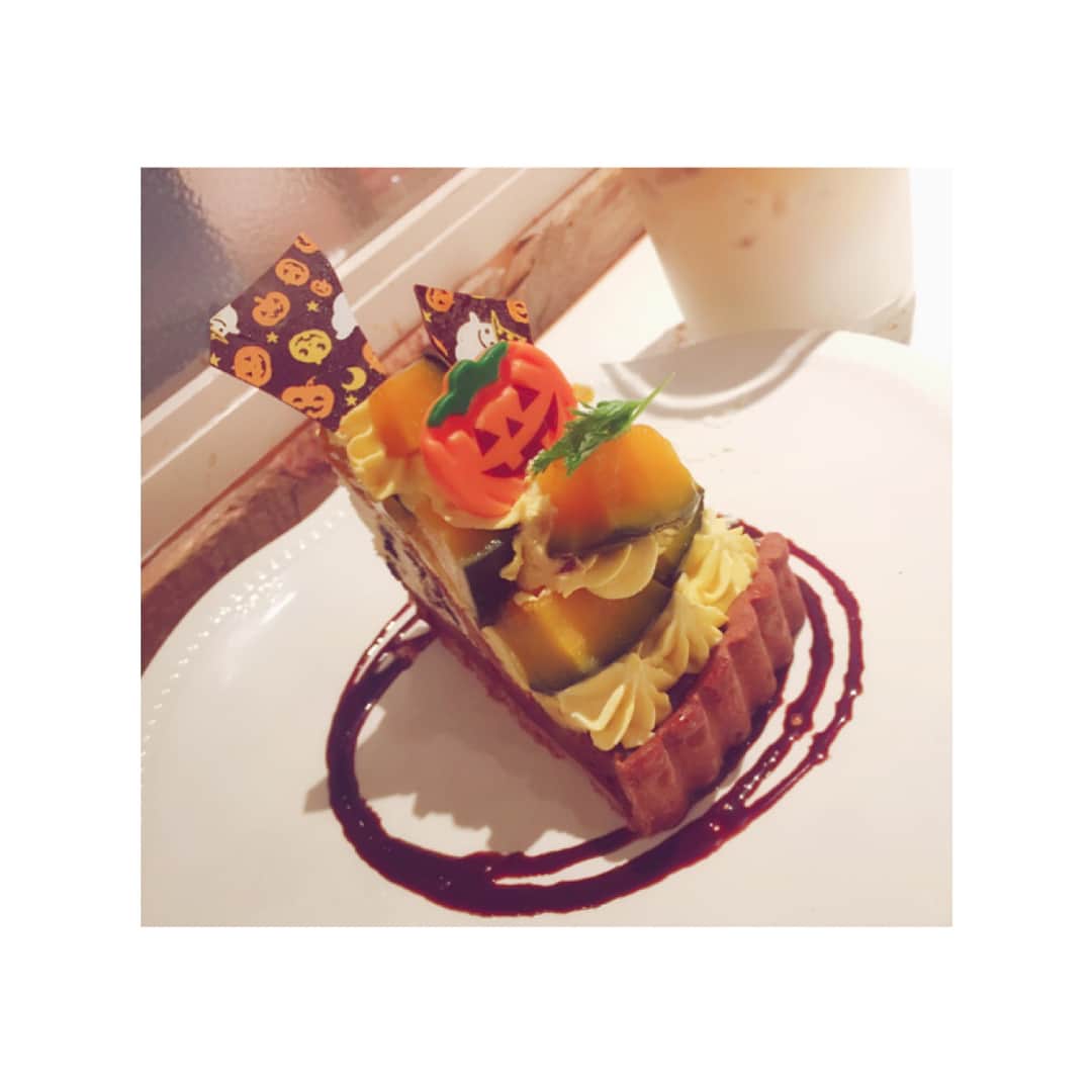 野中美郷さんのインスタグラム写真 - (野中美郷Instagram)「この季節の楽しみ。🎃 毎年出るハロウィンのスキ💓 #かぼちゃ #タルト #ケーキ  帰ったらウォーキングしてきます👟 #反省中」9月26日 21時55分 - n.mi3sa3to10
