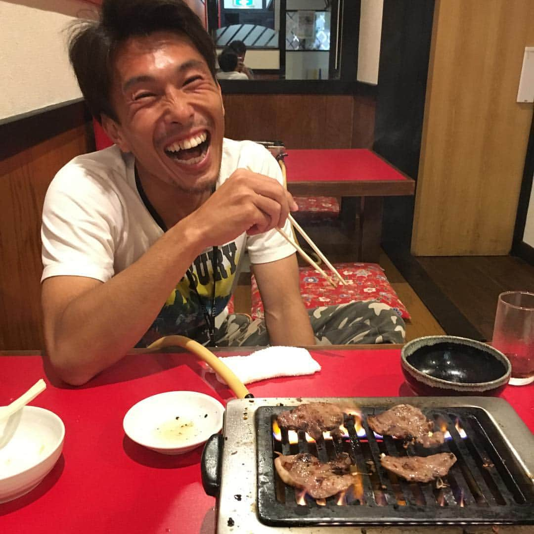 富山貴光のインスタグラム：「今日もこの人！そう！小川君だね！いい笑顔ですね！楽しそうですね！豚タン！美味しかったなー(^^) #小川佳純 #豚タン #とん吉 #アルビレックス新潟 #40 #39」