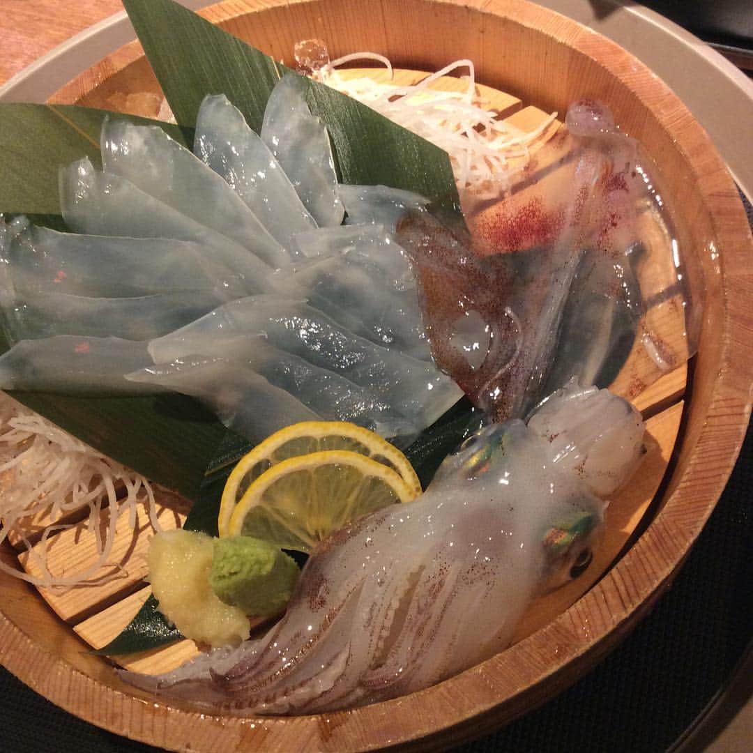 九州うまか新大阪店のインスタグラム：「九州うまか名物泳ぎイカです‼️ 実は大阪で泳ぎイカを食べれるのはとっても珍しいんです💪 お刺身は削ぎ切りと細切りから、 下足とエンペラは塩焼きかてんぷらか選べますよ〜😘 イカ一匹丸々楽しめます‼️😎 泳ぎイカは天候により入荷がない日もあります🙇🏻💦 ぜひ❗️九州うまかへ❗️ お待ちしております😊 #九州#九州うまか#新大阪#居酒屋#泳ぎイカ#宴会#個室#刺身」