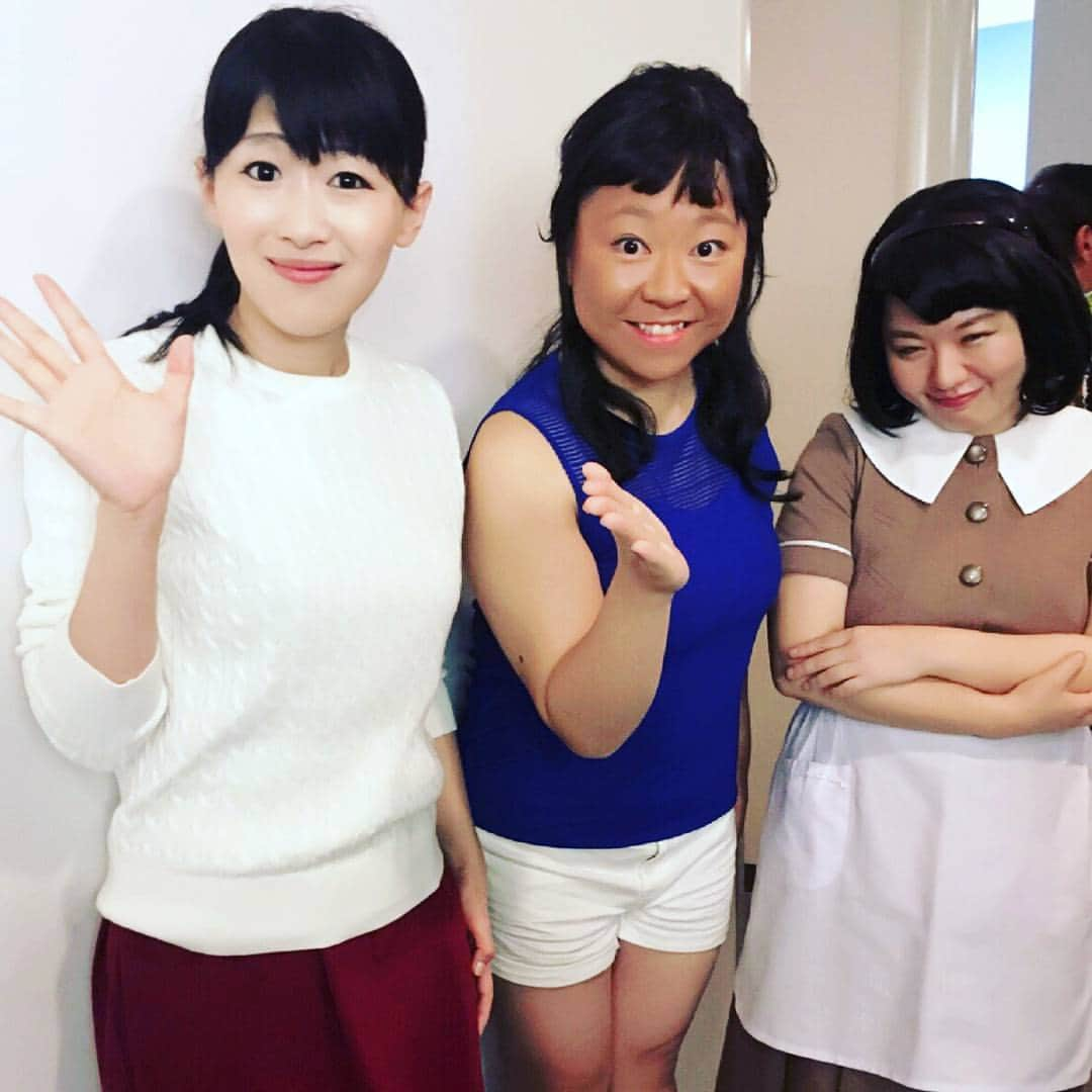 小出真保さんのインスタグラム写真 - (小出真保Instagram)「ものまねグランプリ OAでした🎶 見てくれて ありがとう！！！👱👩👧🎉 朝ドラ大好き芸人として ひよっこの すずふり亭の格好で 佐藤仁美さんできてうれしかったです！きゃっ！ 佐藤仁美さん御本人いらっしゃいました。 トークのコーナーで『お前 ちょっとあとで来いよ』と言われました😂 きゃー。サイコー！ 河北麻友子さんもやりました。英検準二級の力を発揮しましたww また 年末もありますよ！🎶よろしくお願いしまする！  #ものまねグランプリ #ものまね新三姉妹 #やしろ優 #小出真保 #沙羅 #ケビン(関係ない) #関根勤さんが後ろに #河北麻友子 #佐藤仁美 #ものまね #日テレ」9月27日 0時16分 - mahokoide