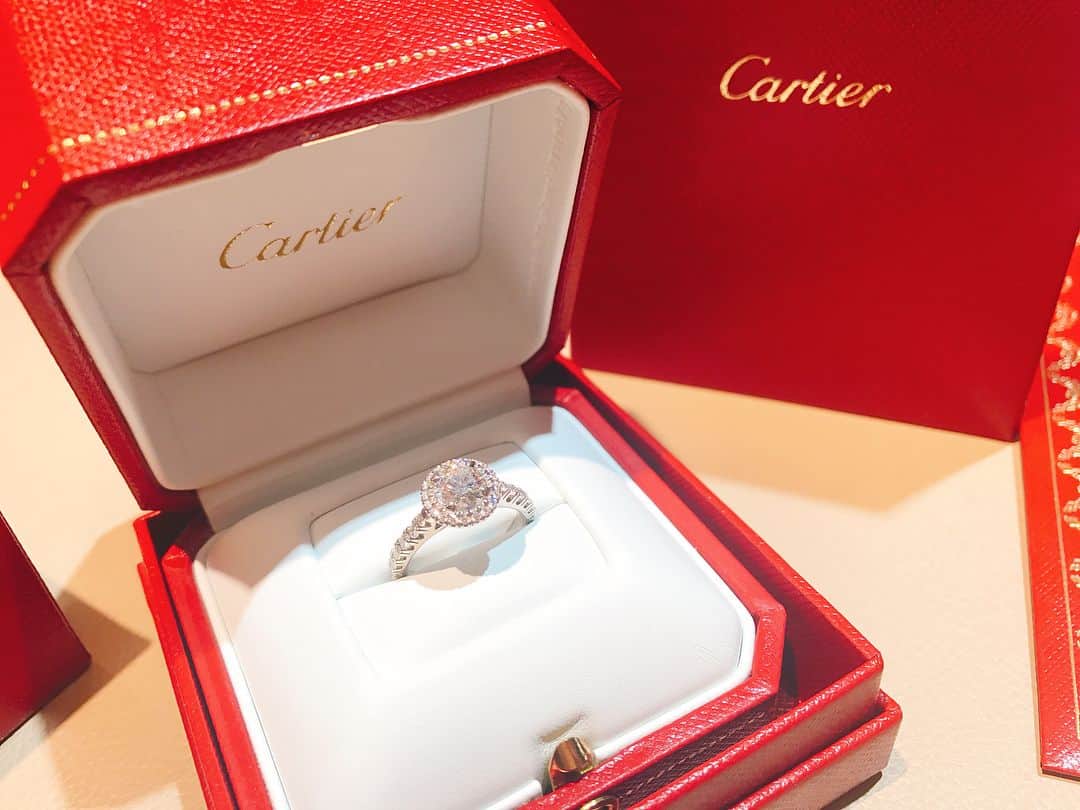 SEIRAさんのインスタグラム写真 - (SEIRAInstagram)「指が痩せてしまい 婚約指輪の方のリングが 💍ゆるゆるなので😭お直し出すことに。 さっきはずして、 結婚指輪だけになったら 何だかソワソワする（笑）  #婚約指輪 #Cartier #カルティエ」9月27日 0時23分 - official.seira