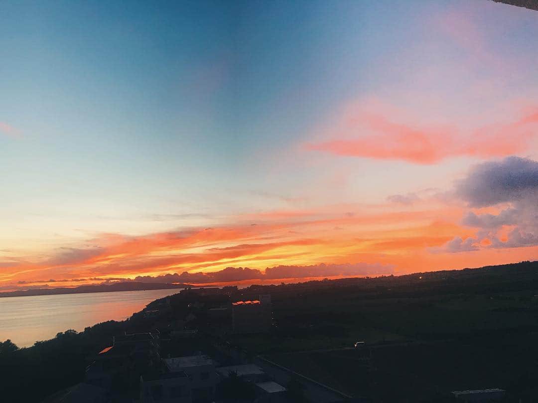 わちみなみのインスタグラム：「沖縄から東京にもどってきた╰(*´︶`*)╯夕焼けがじんわり綺麗でした🎈 .  フライデー見たよと言ってくださる人がたくさんいて、嬉しいです❗️ . 明日も早いのでお風呂に入って寝ます！おやすみなせぇ＼(^-^)／」