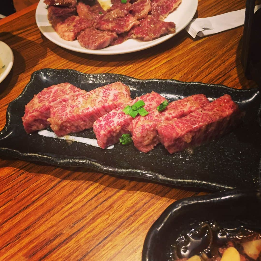 芹澤つばさのインスタグラム：「きのうは肉を欲した日🐷  ウシさんおいしい... きっとわたしもたべたらおいしいんだろーな...🙊 #我が肉質に自信  #焼肉#肉活#ソウルフード #肉汁が五臓六腑に染み渡った #んまんま#ごちそうさまでした🙏」