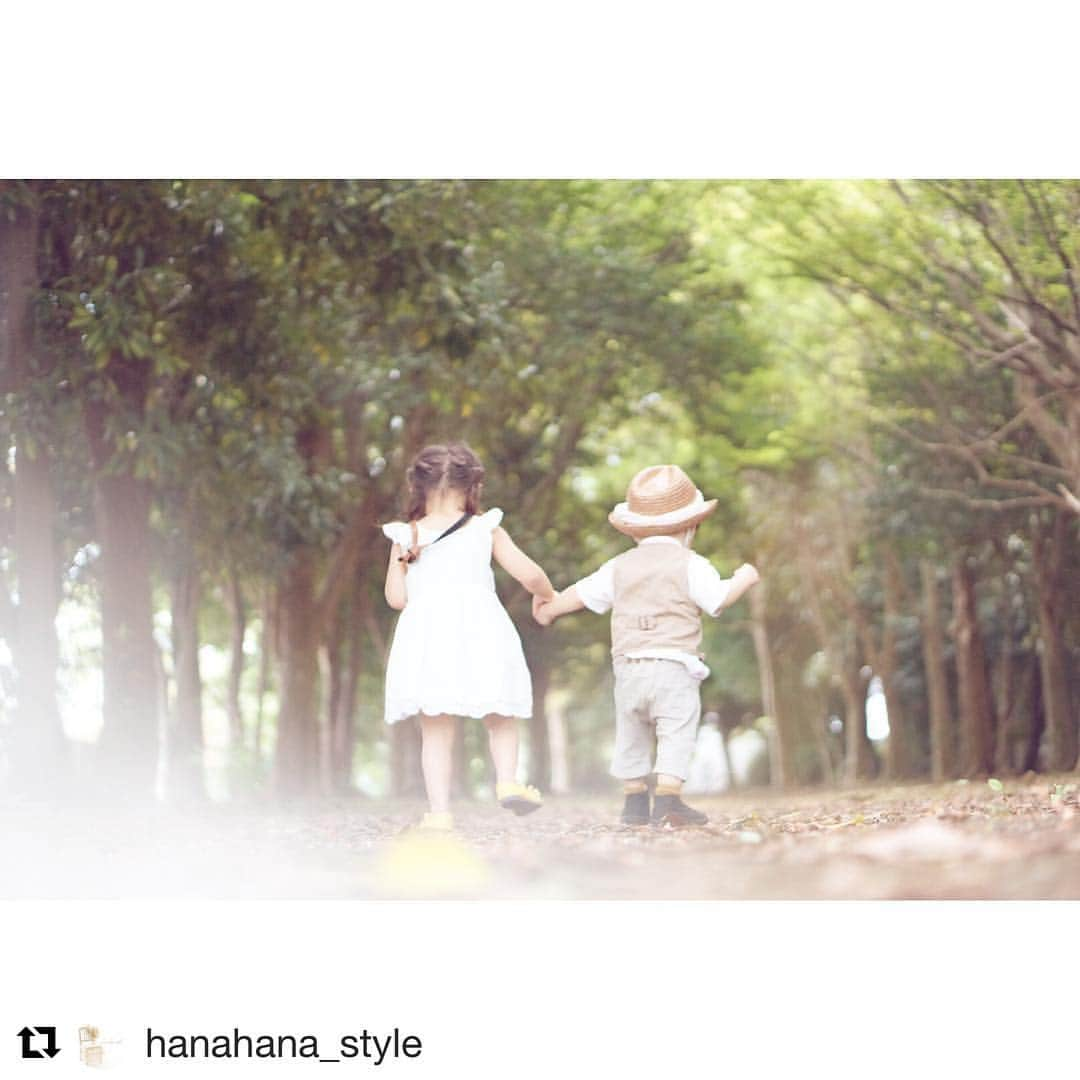 mamaPRESS -ママプレス- のインスタグラム：「#Repost @hanahana_style さんの投稿をご紹介！ ・ きょうだい愛が伝わってくるステキなpic👏💕💕💕 ・ -------------------------- 「どんぐりちゃん拾い行きたい♪」 . でも、森は怖いらしく、 なかなかは入れず、、( ⁎ᵕᴗᵕ⁎ ) . 大地君の手をギュッと握って 2人でどんぐり拾いのたびに出ました𓂃𓅸𓂂◌ㅤ . ママとぢゃなくて、 姉弟で乗り越えられるとものも増えていくんだろうなぁ𓂅 ˒˒﻿(*ˊᵕˋ*) . . 大地もベビーカーから降ろしたら泣いてたけど、花が手を握った瞬間立ち上がってスタスタ行っちゃった❊｡* 、 なんか、2人の背中が今日はちょっと大きく見えました(*ˊᵕˋ*) 、 #男の子ママ#女の子ママ#8月生まれ#3歳#5月生まれ#1歳4ヶ月 #ママプレス」