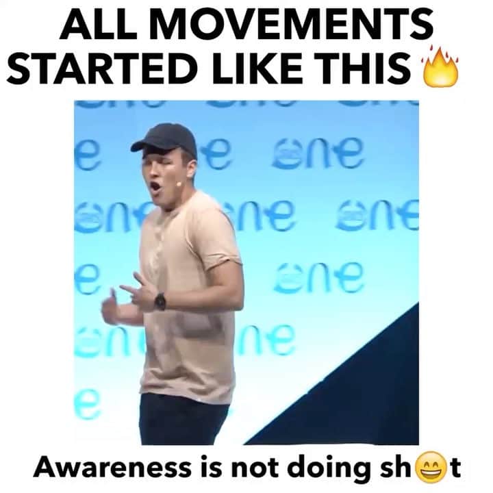 ジェローム・ジャールのインスタグラム：「Dear young people, if we we are not satisfied with how this world is becoming then it's our time to stand up, it's our time to say enough, and thank you very much old system for your work but you are DONE, you are EXPIRED. It's over. WE ARE TAKING THE KEYS. And we are going to make this world a masterpiece. Because we can. Because we are not cynical and sad and pessimistic and hateful. We don't buy in the division tactics. We are LOVE. Not a passive kind of Love but the most POWERFUL KIND OF LOVE. Love is ACTION. In fact WE ARE LOVE so much that we are not going to fight with the people keeping the old system in place, instead we are going to invite them to our new world, if they are willing to SEAT DOWN AND BE HUMBLE. There is no time to be hateful and divisive. Division is the old world. UNITY WILL BE OUR NEW WORLD. And all our efforts should be in building this new reality #LoveArmy ❤️💪🏾💪🔥」