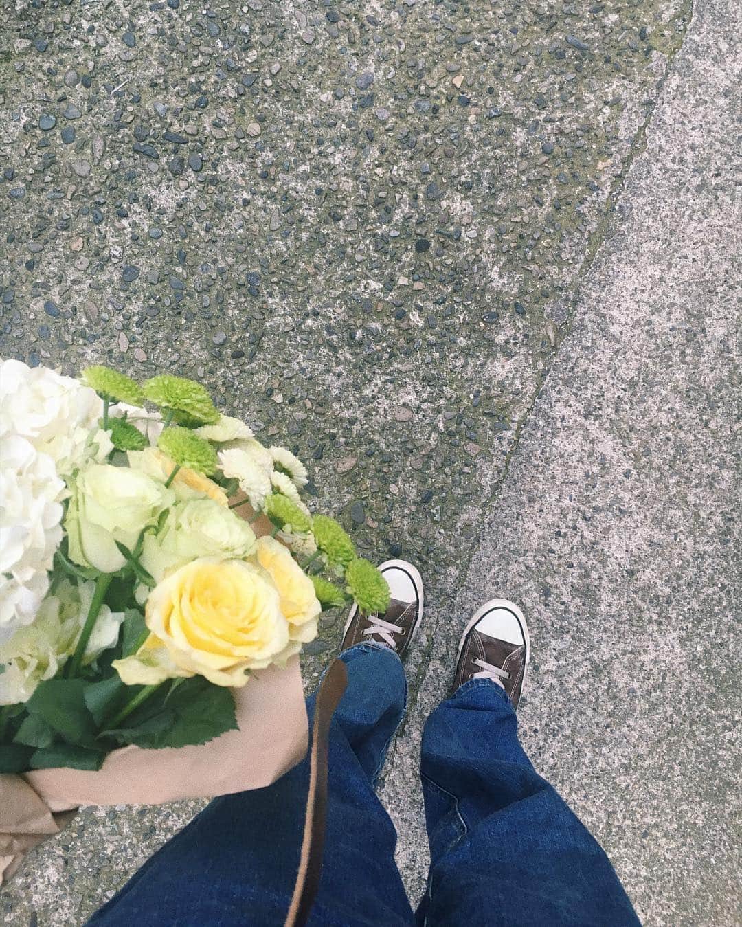 花盛友里のインスタグラム：「撮影でお花もらってハッピー！ 玄関に袋のまま置いて晩御飯の準備してたら坊やが花束抱えてキッチンまで来て、 「はーい、かーちゃんの大好きなお花、おとどけものでーす！」 って持って来てくれた/// 「えー！くれるの？？♡」って言ったら 「うん、あげる！だめーあげなーい！」と、ツンデレで結局渡してくれずに飽きてポイっとしてたけど笑 花束持って現れた瞬間はキュン死するかもおもたよかーちゃん。 . 今日もがんばるぞいぞい！ . . #flower #mom #life」
