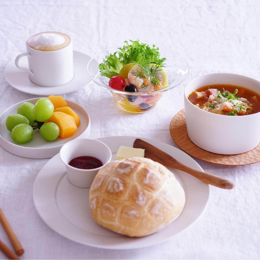 mamiのインスタグラム：「Minestrone and seafood marinade 🦐🐙 🥗 ． ． ． おはようございます☀ ． 今朝は具沢山ミネストローネとカラフルトマトとシーフードのマリネ 。 ． ． 昨日買ったカラフルトマト🍅が 凄く甘くて 1カップ全て湯むきして入れました 私、湯むきの作業が大好きなんです（笑） ． パンはイタリア展で買った中が空洞なパン 結構硬くて顎が鍛えられました😅． ． ． ．」