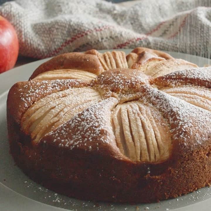 ビデリシャス -おいしい動画-のインスタグラム：「アップルパイのような味わいのパウンドケーキ🍎 キャラメリゼしたりんごを生地に入れて、生のりんごを表面に並べて焼き上げました♪ りんごは火が入ることによってまた別の風味が楽しめます😍💕 シナモンが香り、優しい甘みでさっぱり食べられますよ☆ 【材料】(18cmの丸型1台分) ＜りんごのキャラメリゼ＞ ・りんご...1個(180g) ・バター...5g ・きび砂糖...大さじ1 ＜ケーキの生地＞ ・バター...90g(常温にもどす) ・きび砂糖...80g ・溶き卵...2個分(常温にもどす) ・薄力粉...120g ・ベーキングパウダー...小さじ1 ・シナモンパウダー...小さじ1 ・りんご...1個 【作り方】 ①＜りんごのキャラメリゼ＞りんごは皮をむき、芯を外して2cm角に切る。 ②＜りんごのキャラメリゼ＞フライパンにバターときび砂糖を入れて火にかけキャラメル色になったら、りんごを加え混ぜ、蓋をして弱火で5分火を通し粗熱をとる。 ※蓋を開けて余分な水分が残っていれば、火にかけて水分を飛ばす。 ③ ボウルにバターときび砂糖を入れて白っぽくなるまで混ぜ、溶き卵を2～3回に分けて加え混ぜ合わせる。 ④ 薄力粉・ベーキングパウダー・シナモンを振るいながら加え、さっくり混ぜる。 ⑤ ②を加えてさっくり混ぜる。 ⑥ りんごを6等分のくし切りにし、切込みを入れる。 ⑦ 型に⑤の生地を流し入れ、⑥のりんごを上にのせて170度のオーブンで約40～50分焼けば完成！ #food #recipe #instacook #cooking #homemade #yum #delish #tokyo #cake  #apple #poundcake #料理 #ごはん #おうちごはん #ビデリシャス #ケーキ #アップルケーキ  #りんご #おやつ #秋の味覚 #パウンドケーキ #ケーキ型 #キャラメリゼ」