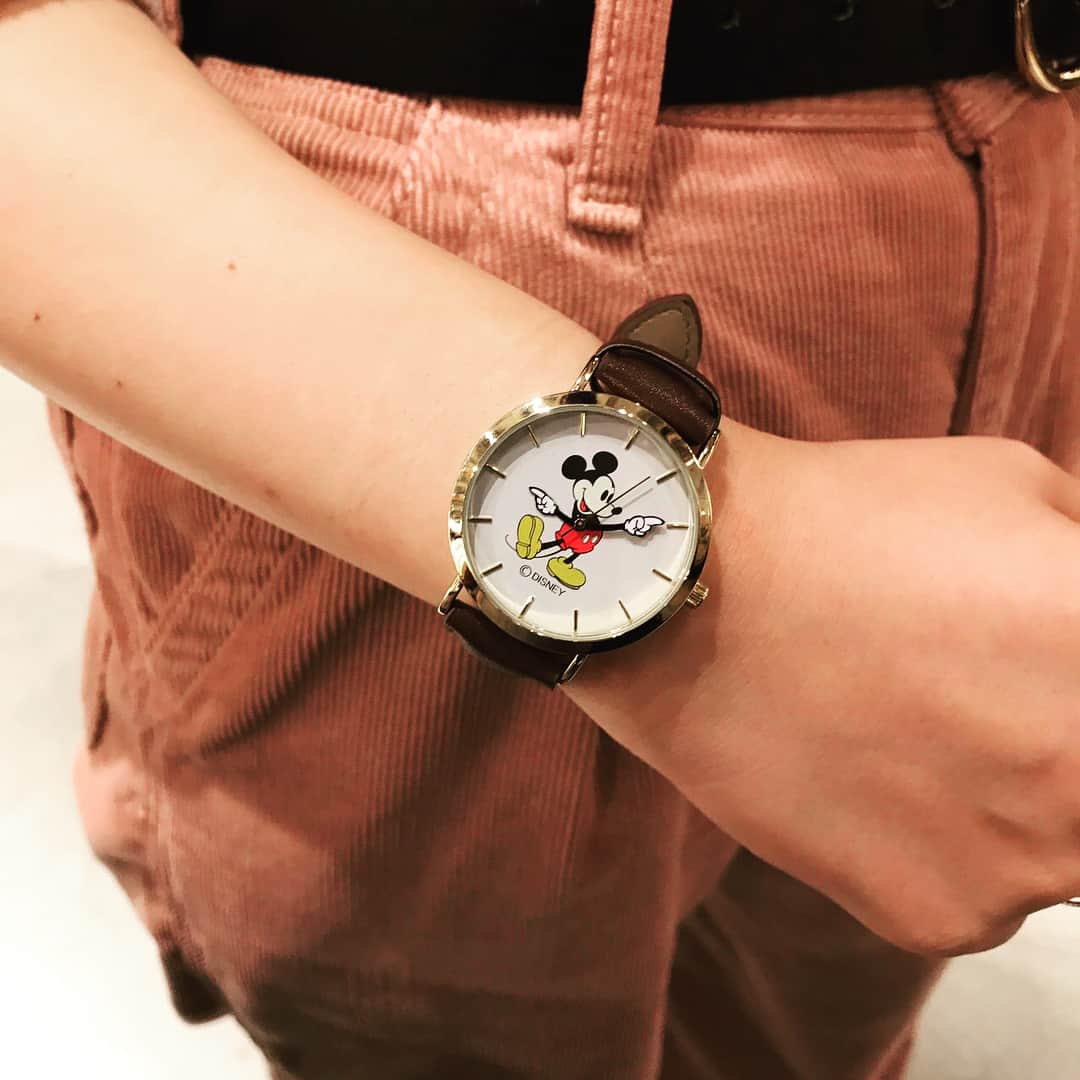ニコアンドさんのインスタグラム写真 - (ニコアンドInstagram)「【Mickey Watch】 ミッキーマウスの文字盤がポイントの腕時計が入荷しています！ ・ 手の動きで時間をしめしてくれるユニークなデザインは、コーディネイトのアクセントにもおすすめです。 ・ ・ color:BROWN/BLACK ¥6,800+TAX ・ ・ #nikoand #nikoandtokyo #harajuku #jingumae #tokyo #東京 #japan #日本 #渋谷 #原宿 #表参道 #shibuya #神宮前 #omotesando #ニコアンド #ニコアンドトーキョー #坂口健太郎 #忽那汐里 #であうにあう #mickey #ミッキー #mickeymouse #ミッキーマウス #watch #腕時計 #時計」9月27日 11時45分 - nikoandtokyo