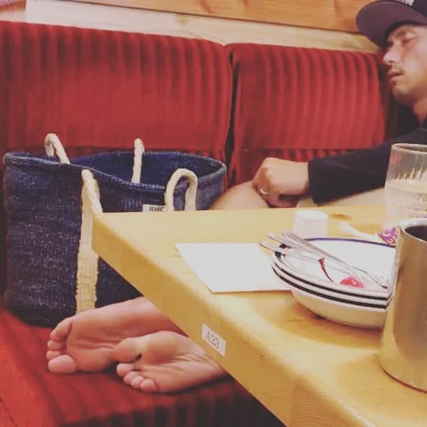 水野晃樹のインスタグラム：「親指ピクピク（笑）  マサトに撮られてた（笑）  2部練の間の休憩時間はウトウトしてしまうんです！！ #ピクピク #親指どしたん #ビクッじゃなくピクピク（笑）」