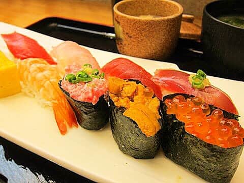 魚がし日本一さんのインスタグラム写真 - (魚がし日本一Instagram)「. ✴︎魚がし日本一のこだわり✴︎ ”七たて”抜群の鮮度。 . 板前が目の前で握る新鮮なお寿司を、 お好みでお召し上がりいただきたい という創業当時のスタイルを そのままに展開しております✨ . 築地から直接仕入れたネタを気軽にお楽しみください(｀_´)ゞ . #魚がし日本一 #寿司 #鮨 #すし  #sushi #築地 #築地直送 #江戸前寿司 #個室 #貸切 #お持ち帰り  #立ち食い  #マグロ  #tuna  #日本酒  #新鮮  #職人  #魚  #japan  #jananesefood  #池袋  #新宿  #渋谷  #新橋  #西日暮里  #八重洲  #麹町  #中野  #秋葉原  #五反田」9月27日 13時35分 - uogashi_nihonichi