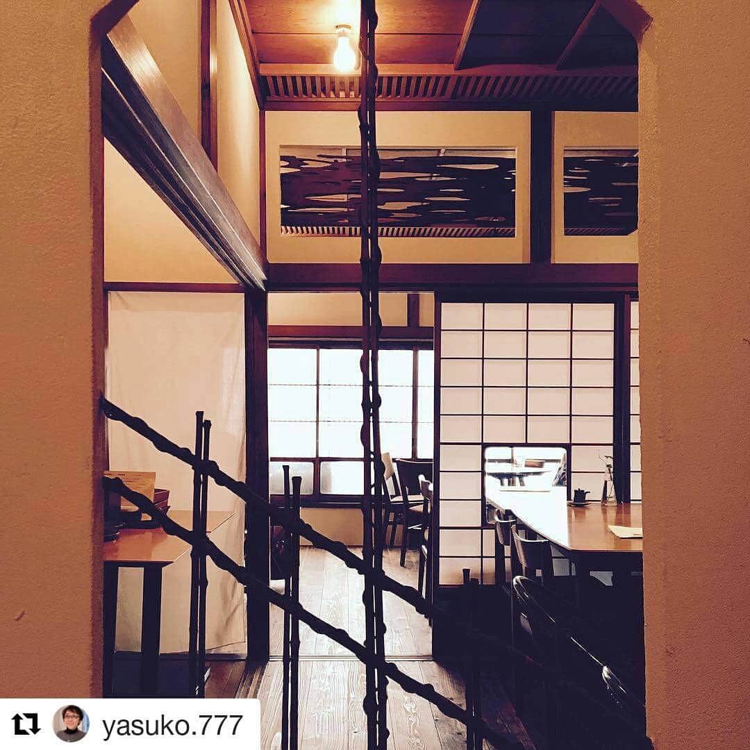 熱海市さんのインスタグラム写真 - (熱海市Instagram)「「あなたの熱海リグラムさせてください」、今日は @yasuko.777 さんの写真です！ レトロさがとってもかわいい建物ですね！あの先には何があるんだろう？と思わず覗いてみたくなっちゃいます。こんな空間も、熱海の良さの一つですよね。 素敵な投稿ありがとうございました！ #repost #regram ・・・ レトロな♨️熱海  #熱海  #リグラム熱海  #わたしの熱海」9月27日 14時24分 - atami_official