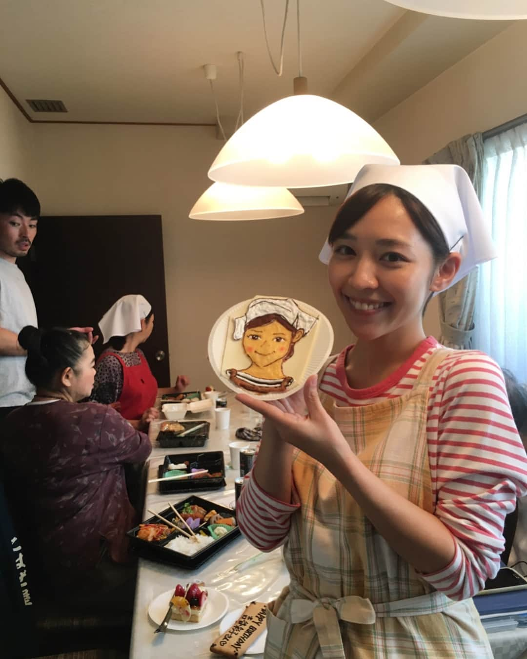 吉谷彩子さんのインスタグラム写真 - (吉谷彩子Instagram)「昨日無事に26歳迎えましたー！！ 陸王の現場で皆さんにお祝いしてもらえてとても幸せな誕生日でした。。 似顔絵も似てる( ；∀；)！ コメントも既に下さった方ありがとうございます！！ 全部読みました！(毎回コメントは全部読んでます笑)  26歳これからも皆さんにの期待に応えられるよう、頑張って行きますのでよろしくお願いします！！ たくさんお知らせまだまだあるので楽しみにしていて下さいね(*^◯^*) #三枚目の写真 #Photoby阿川さん #阿川佐和子 さん #素敵に撮って下さいました #陸王#26歳  #本当にありがとうございます」9月27日 16時40分 - ayako_yoshitani