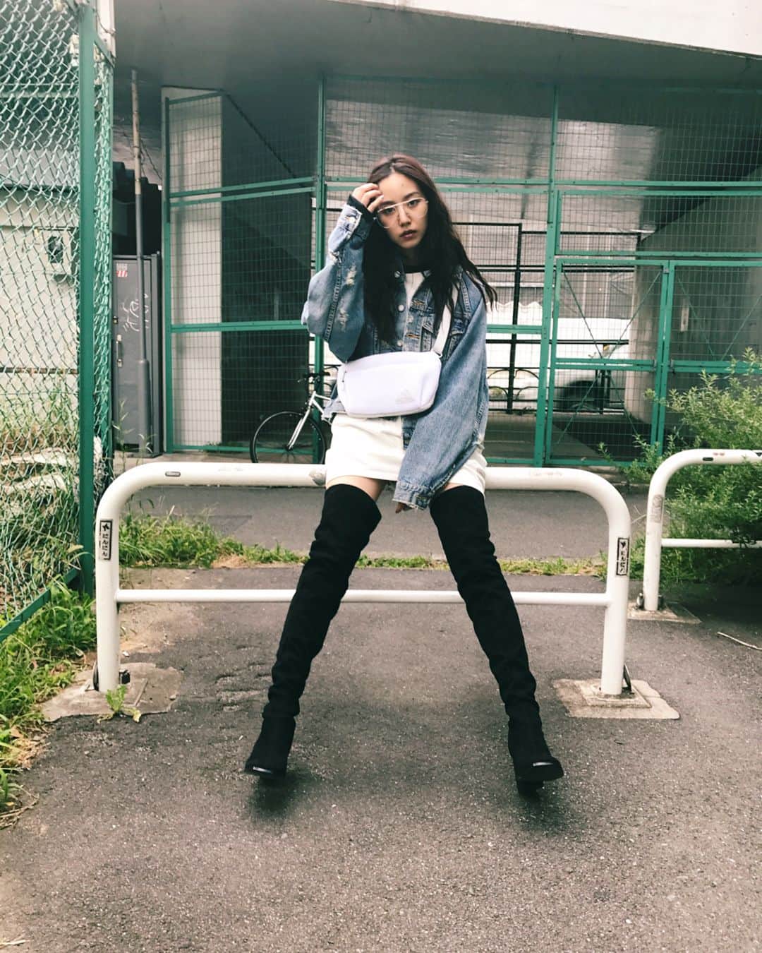 Shiho Sasakiのインスタグラム：「@moussyofficial × @adidastokyo  のサコッシュは軽くて、荷物も沢山入るからとてもお気に入り💼✨ stylingもすべて @moussyofficial 🙌 ▪️VINTAGE DENIM JACKET ▪️MSY LS OP ▪️STRETCH THIGH HIGH BOOTS 店舗でも絶賛発売中💚 #MOUSSY#MOUSSYSNAP#adidas_MOUSSY」