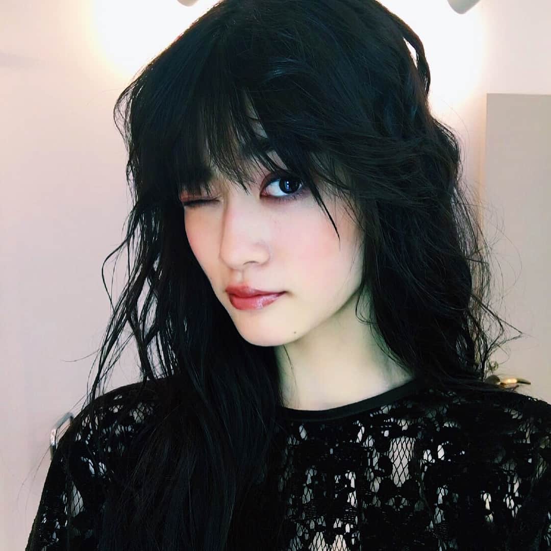 生見愛瑠さんのインスタグラム写真 - (生見愛瑠Instagram)「囲みシャドウに深みリップ💄で ダークさましましっ☺︎ にしてもらった時❤️😢 #makeup」9月27日 23時51分 - meru_nukumi