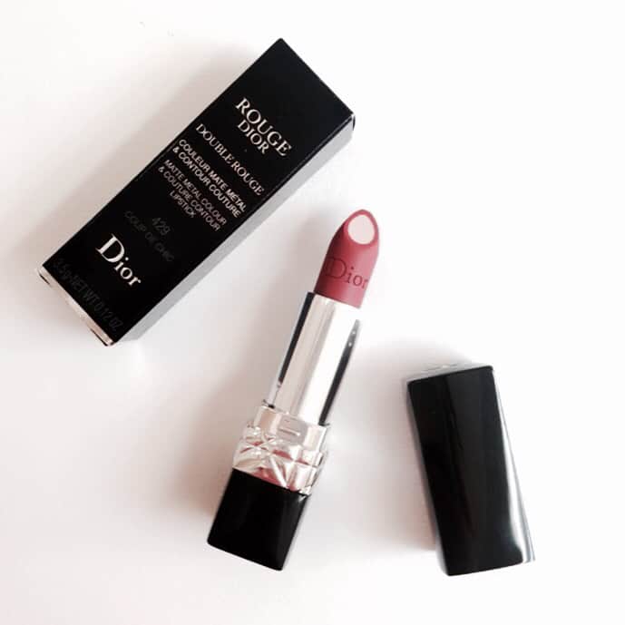 ___ranonのインスタグラム：「＊ ＊ #Dior ルージュディオールダブル 429 クー ド シック ＊ 中央部分のメタルハートにはたっぷりのパールが♡ 周りはライン効果もあるマットタイプになっていて、簡単にグラデリップができるとのこと！ 2枚目の着画を見ても下唇の中央部分にハイライト効果が出てます♡ ＊ 色展開は全10色でトレンドカラーもある中、私は429の落ち着いたピンクを！ ＊ 仕上がりはセミマットくらいかな〜？ 私はマキシマイザーを軽く仕込んでから塗っていますが、乾燥は感じませんでした！ ＊ 今年は新作リップが豊作ですね。 秋冬はリップをポイントにすることが多いので、このリップも取り入れてお化粧を楽しみたいです♡♡ ＊ 2017年9月29日 全国発売予定 全10色 各4,200円（税抜） ＊ #ディオール #ルージュディオールダブル #IFEELGOOD #ルージュディオール #Dior #リップ #新作コスメ #ディオールコスメ #今日のメイク #口紅 #RougeDior #pr」