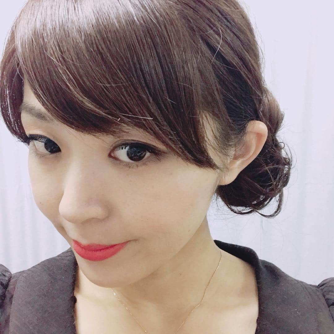 豊崎なつきさんのインスタグラム写真 - (豊崎なつきInstagram)「今日のヘアセット🎀 正面から見たら右下に髪が見える様に、まとめて頂きました💕 #nbcあっぷる  #あっぷる  #長崎 #アナウンサー  #番組ヘアセット #ヘアセット」9月27日 20時46分 - natsuki_toyosaki