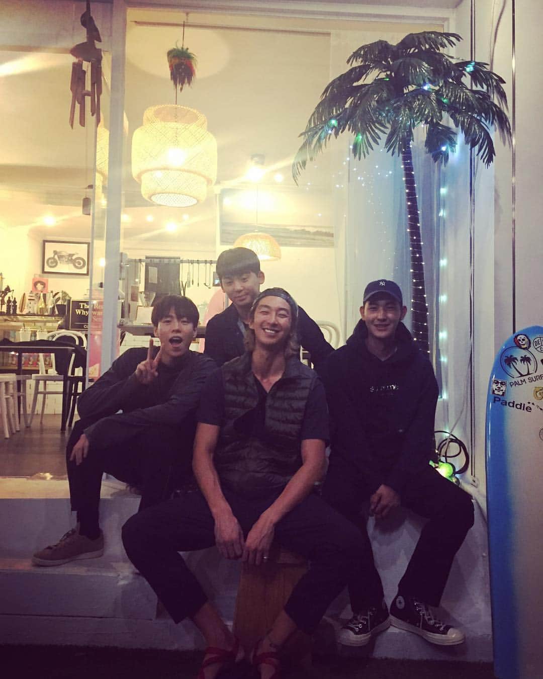 イ・ヒョヌのインスタグラム：「바다를 닮고 싶은 이유👍🏻 #칠린칠린」