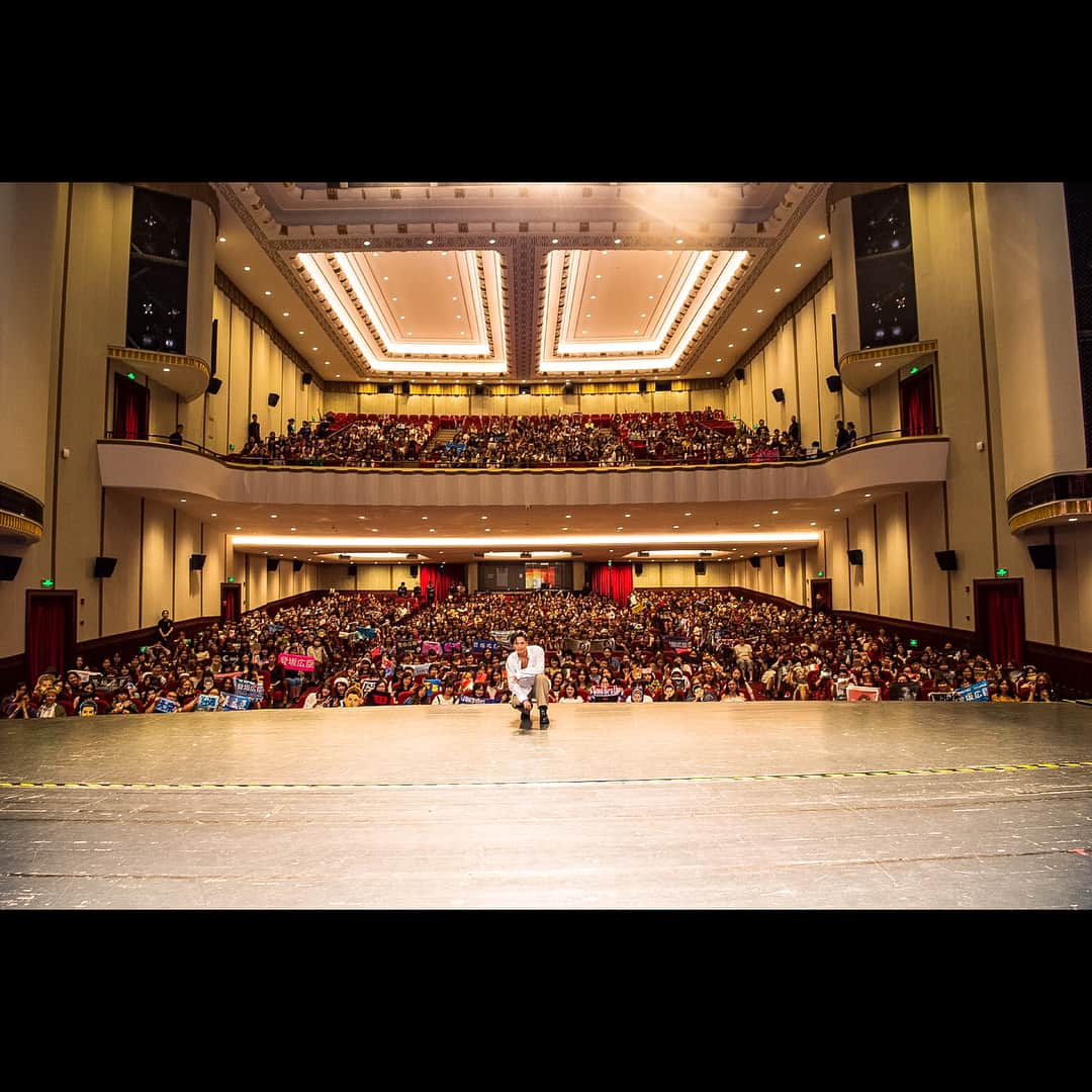 登坂広臣さんのインスタグラム写真 - (登坂広臣Instagram)「Thanks Shanghai🇨🇳🌹 #上海 #三代目jsoulbrothers  #JSB」9月28日 2時05分 - omi.cdl