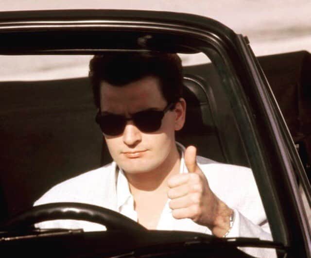 チャーリー・シーンのインスタグラム：「Hitch hiking inside my car 👍」