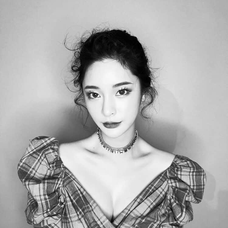 coccinelle.tokyoのインスタグラム：「なんたる美人💃 📸@1993kg #メイク #コスメ #スキンケア #メイク動画 #メイクアップ #コスメ好き #プチプラコスメ #チーク #大人かわいい #セルフメイク #コスメマニア #オルチャン #シンプルネイル #アイライナー #ナチュラルメイク #新作コスメ #保湿 #コスメ紹介 #コスメレポ #コスメ好き #メイクブラシ #コスメデコルテ #スキンケア用品 #メイク道具 #メイク崩れ #メイク好き #コスメ購入品 #メイク中 #メイクポーチ #コスメ収納」