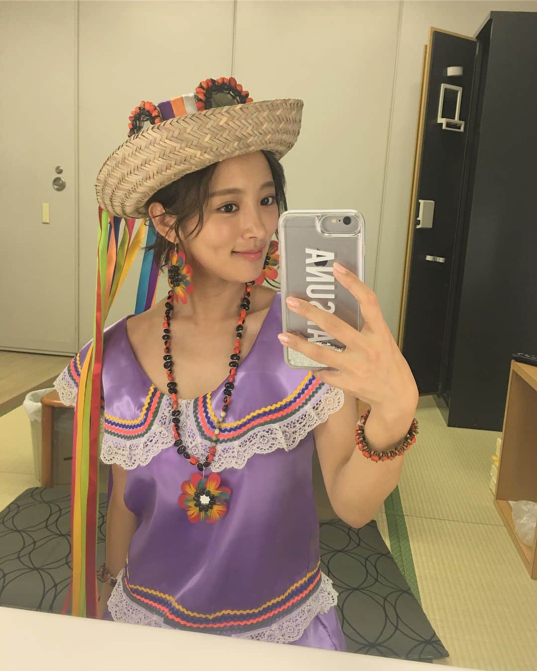 夏菜さんのインスタグラム写真 - (夏菜Instagram)「こないだの「世界の村で発見！こんなところに日本人」のときのボリビア衣装〜🇧🇴👩🏼‍🌾 のせるの忘れてたーw #ボリビア#民族衣装#色んな色あるんだーよー」9月28日 16時15分 - natsuna_official