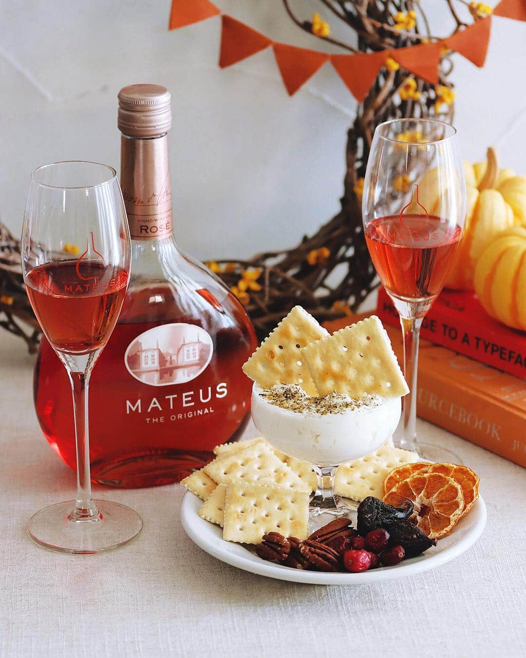 樋口正樹さんのインスタグラム写真 - (樋口正樹Instagram)「Mateus Rose . マテウスのロゼにクリームチーズのディップを組み合わせてアペロ . サントリーワインの「秋の夜長＆ハロウィンにワインを気軽に楽しもう」の企画で、カクヤスのオンラインショップにてポルトガルのロゼワインのマテウスを紹介させていただいてます。 . #ハロウィン #カクヤス #マテウス #ロゼワイン #秋の夜長 #クリームチーズ #アペロ #アペリティフ #apéritif #mateusrose #mateus」9月28日 17時07分 - higuccini