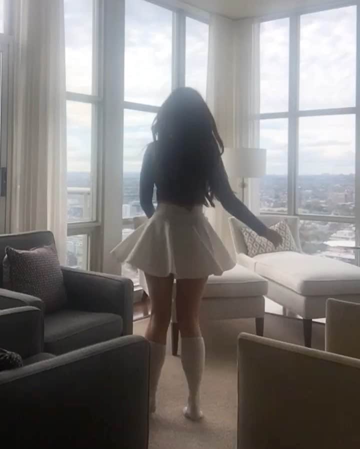Azzyのインスタグラム：「Loving my new home ☺️❤️」