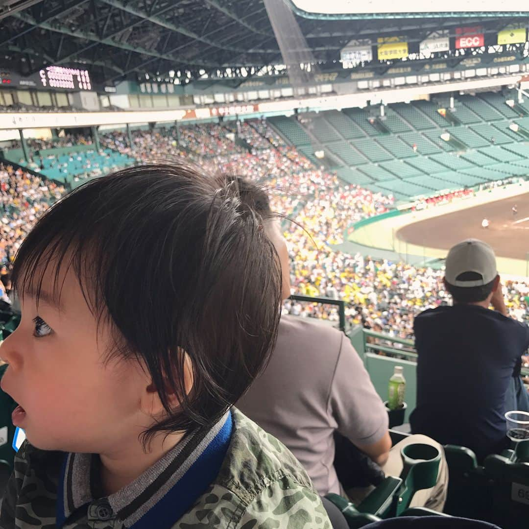 池田麻理子さんのインスタグラム写真 - (池田麻理子Instagram)「おチビさん、初めての甲子園。  #うちのおチビさん #息子 #1歳1ヶ月 #生後397日 #甲子園 #9月27日  #号泣する私をずっと不安げに見つめるおチビさん #17年間お疲れ様でした」9月28日 9時17分 - mariko_ikeda_