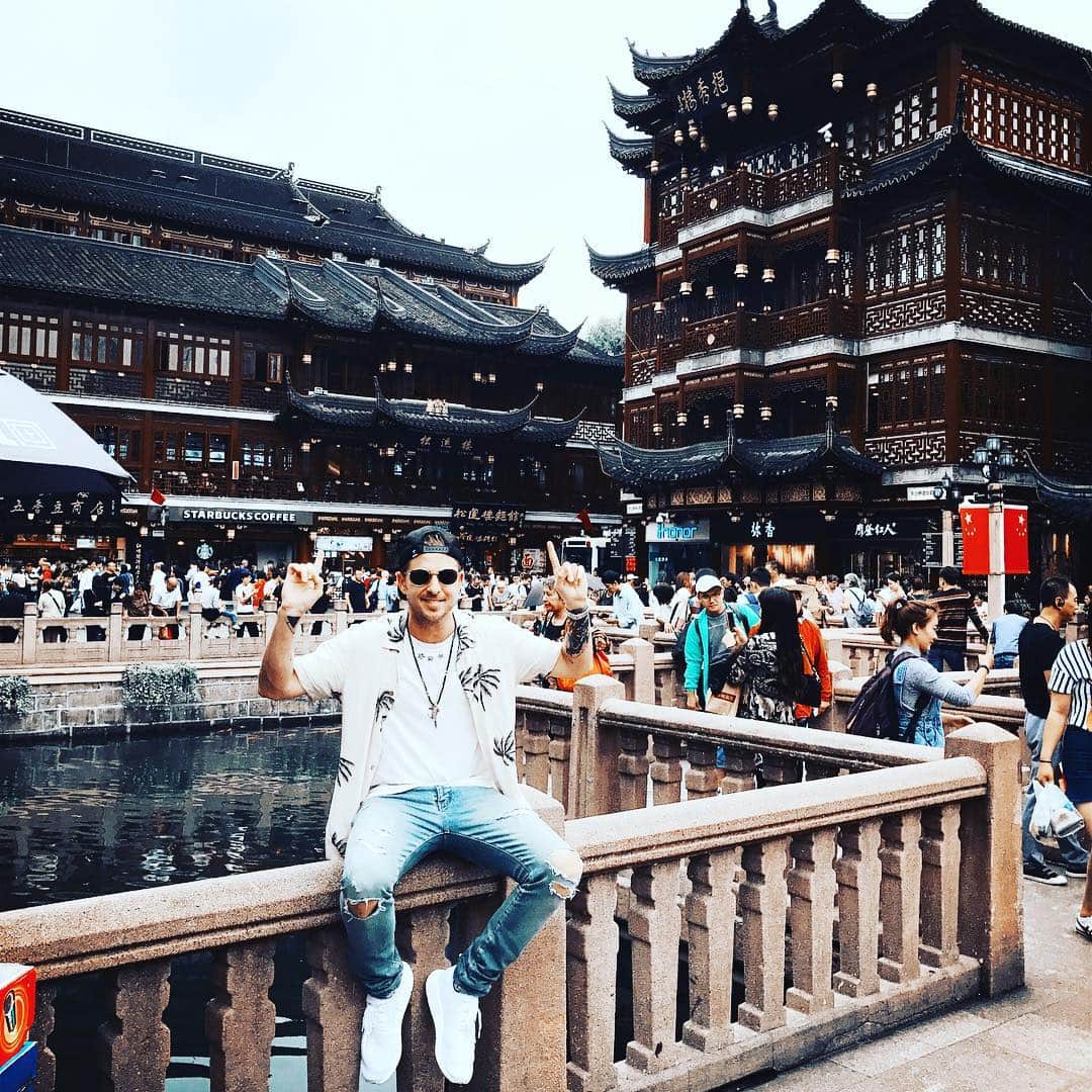 ライアン・テダーさんのインスタグラム写真 - (ライアン・テダーInstagram)「Final day off in Shanghai.  Time for sum CULTURE. BRING IT! 🙏🙏🇨🇳🇨🇳🇨🇳🇨🇳🇨🇳🇨🇳. YuYuan Temple #Shanghai #China #tea #onerepublic #tour #asia #travelblogger #travelphotography #tagheuer #ysl」9月28日 13時47分 - ryantedder