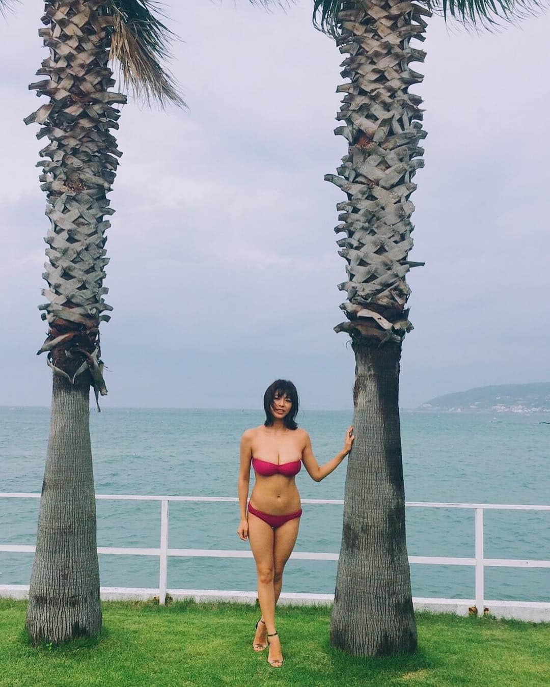 わちみなみのインスタグラム：「フライデーのオフショット⭐️ . 風に吹かれまくってます笑 . 東京帰ってきた〜＼(^-^)／ . 福岡にもお仕事で行ってきたよ🐠魚も食べられて元気でた！ . #フライデー #わちみなみ #オフショット #撮影」