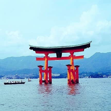 ニッポンレンタカー ウーマンレン活プロジェクト事務局のインスタグラム：「/ 世界文化遺産「厳島神社」の大鳥居です‼ とても神聖な気持ちになります😌  鳥居は水や虫に強いクスノキの木材が使われていて、海の中に建っていても腐りにくいそうですよ💡  #ニッポンレンタカー がおすすめする#ドライブスポット をご紹介していきますよ😃  #レン活フォト #レンタカー #ドライブ #女子旅 #広島 #宮島 #厳島神社 #日本三景 #パワースポット #ドライブジェニック  みなさまの#レン活フォト をお待ちしております📷✨」