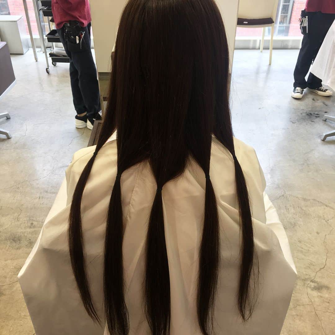青山有紀さんのインスタグラム写真 - (青山有紀Instagram)「髪を切りました✂️ 数年前に香須子さん @kazukovalentine  にヘアドネーションのことを教えていただいてからずっと伸ばしてました。病気などで髪を失いウィッグを必要としている子供たちに寄付をさせていただきます。わたしの姉も病気でウィッグをつけていたので、自分の髪がだれかのお役に立ててとても嬉しいです。この素晴らしい活動をされているＪＨＤ&Ｃの皆様に深く感謝します🙏✨ありがとう✨✨✨ #早坂香須子 さんありがとう💛✨ #青山有紀」9月28日 14時59分 - yukiaoya