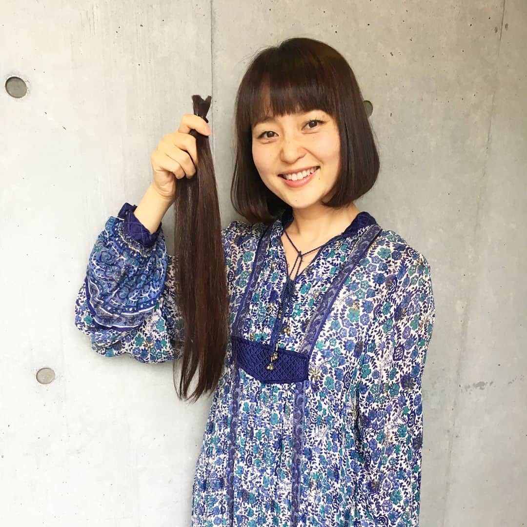 青山有紀さんのインスタグラム写真 - (青山有紀Instagram)「髪を切りました✂️ 数年前に香須子さん @kazukovalentine  にヘアドネーションのことを教えていただいてからずっと伸ばしてました。病気などで髪を失いウィッグを必要としている子供たちに寄付をさせていただきます。わたしの姉も病気でウィッグをつけていたので、自分の髪がだれかのお役に立ててとても嬉しいです。この素晴らしい活動をされているＪＨＤ&Ｃの皆様に深く感謝します🙏✨ありがとう✨✨✨ #早坂香須子 さんありがとう💛✨ #青山有紀」9月28日 14時59分 - yukiaoya