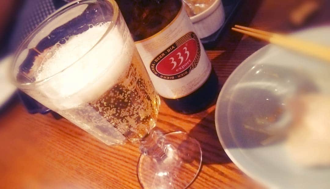のインスタグラム：「先日パクチー愛好会(仮)でベトナム料理を食べに行ってきましたー！ . まさかのパクチーの写真を撮り忘れたので、ベトナムのビールを。 . このビール333(バーバーバー)と言って、 全て足すとベトナムで幸運の数字とされてる9になることから、 【幸運のビール】と呼ばれることも♡. . ものすごく味がスッキリしてて美味しくてよく飲むのですが、 パクチーつまみに延々と飲んでいられます🍻🍺ふふ. . 海外の食べ物や飲み物に触れると刺激的で楽しい°ʚ(*´꒳`*)ɞ°. . 色々好き嫌いはあると思いますが、 知らない世界を知ることはとても大切なこと。 . 私の場合、 価値観や世界観の異なるものに触れた時、 視野が広がって気持ちに余裕が出てスッキリします😉👍✨. . ぷはー. . あっ！来週ルナチュールから重要なお知らせがあるかもです！ お楽しみにー☆。.:＊・゜ . #パクチー #ベトナム #ベトナム料理 #333 #ビール . #ルナチュール #lunature #化粧下地 #メイク下地 #かかりつけコスメ #婦人科医共同開発コスメ #肌状態に合わせて使える化粧下地 #ピンク #イエロー #化粧品 #コスメ #美容垢さんと繋がりたい #今日のメイク #美容 #美容垢 #コスメコンシェルジュ」
