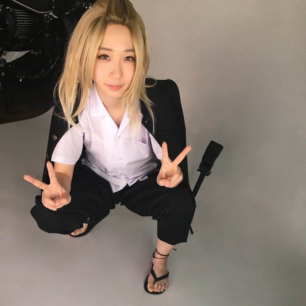 週刊少年マガジンさんのインスタグラム写真 - (週刊少年マガジンInstagram)「よく見てください、足元！ 足元までマイキー完全再現！  #伊織もえ さんが、#東京卍リベンジャーズ のマイキーになってくれました！ いまから撮影オフショットを出していきます^ - ^ もっと見たい人はフォローしてくださいね♪  発売中の #マガジン 43号には、美麗下乳コス画像掲載中！ #マガポケ には水着グラビアも！」9月28日 15時10分 - shonenmagazine.kousiki