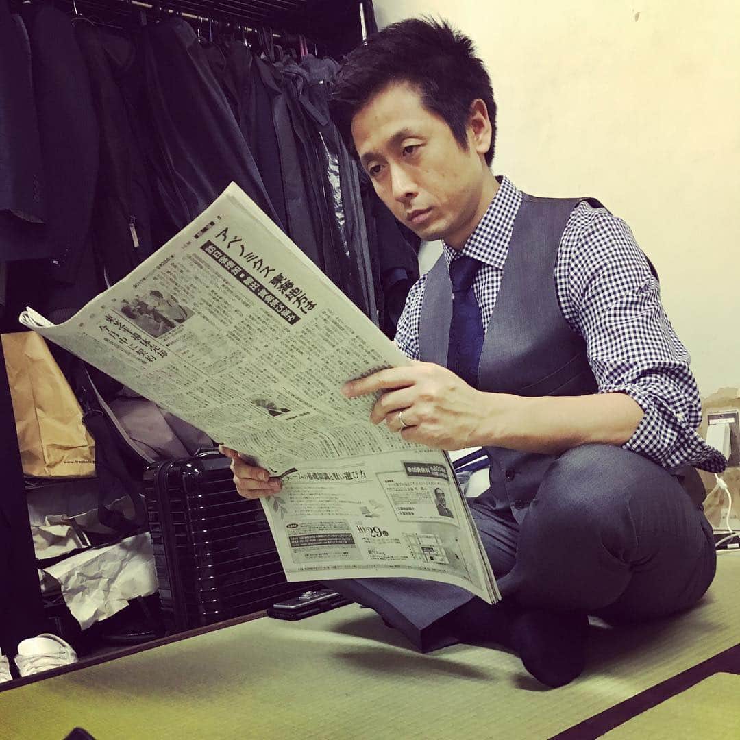 井上聡のインスタグラム：「楽屋で常に新聞を読んだり、数冊のわけのわからん本を読んだりしているロザン宇治原。四六時中勉強する姿勢は感服してしまう。なにを聞いてもわかりやすく答えてくれるし、頭がいいので会話も3手先読みし、理解して返してくる。我々凡人には理解できない変人  #マジでずっと勉強してるやん #こんなに勉強するってことは逆にアホなんかなあ #勉強しすぎて白髪が増えたらしい #頭がいいから全ての物が数字に見えるらしい。マトリックスのように。 #石坂浩二さんみたいだなと言ってあげると少し照れやがる #楽屋の光景に合っていない、つまり芸人界のオーパーツである #ロザン宇治原」