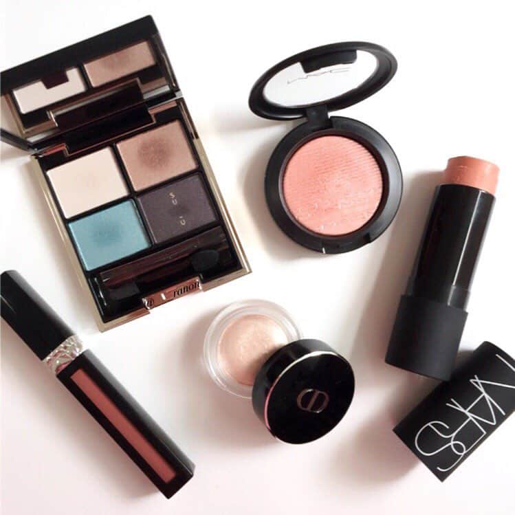 ___ranonのインスタグラム：「09/28 #make_up ＊ ＊ #suqqu デザイニングカラーアイズ 07 翡翠光 #dior  ディオールショウフュージョンモノ 511 ルージュディオールリキッド 427 #maccosmetics  エクストラディメンションブラッシュ フェアリープレシャス #nars  ザ マルティプル 1524 ＊ 最近お気に入りのコスメたちを使って今日のメイクです♡♡ アイメイクはゴールドベースに多色ラメがたっぷり入っているキランキランなモノをベースに仕込んで翡翠光の右上のゴールドを重ねて、左下を目尻から中央に、右下を上下目尻に、左上を上下目頭に入れました！ ＊ チークは鈴木えみ様が雑誌で使っていたマルティプル1524を仕込んで、フェアリープレシャスを上から重ねました！ ＊ 翡翠光はゴールドに左下のブルーを重ねるとなんとも言えない絶妙でお洒落なエメラルドになります…好き… ＊ #今日のメイク #コスメ #メイク #cosme #化粧品 #スック #MAC #ディオール #ナーズ #今日のコスメ #アイシャドウ #チーク #リップ #化粧」
